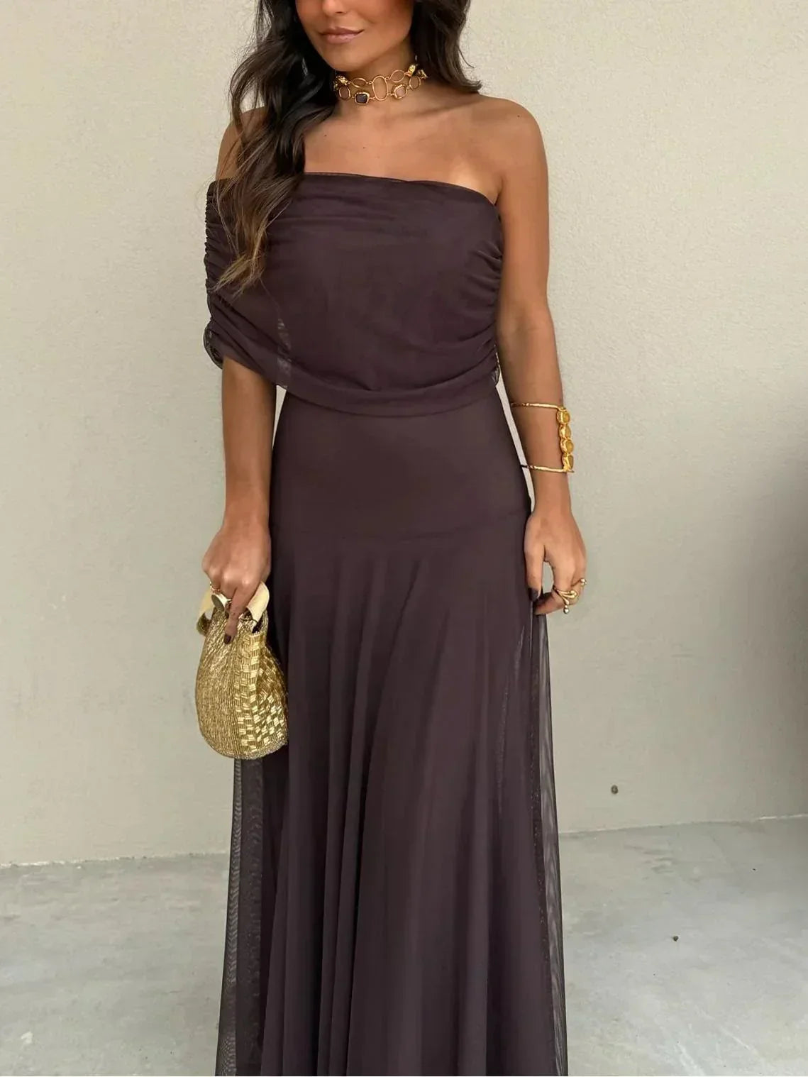 Vestido Largo Color Chocolate con Hombros Descubiertos