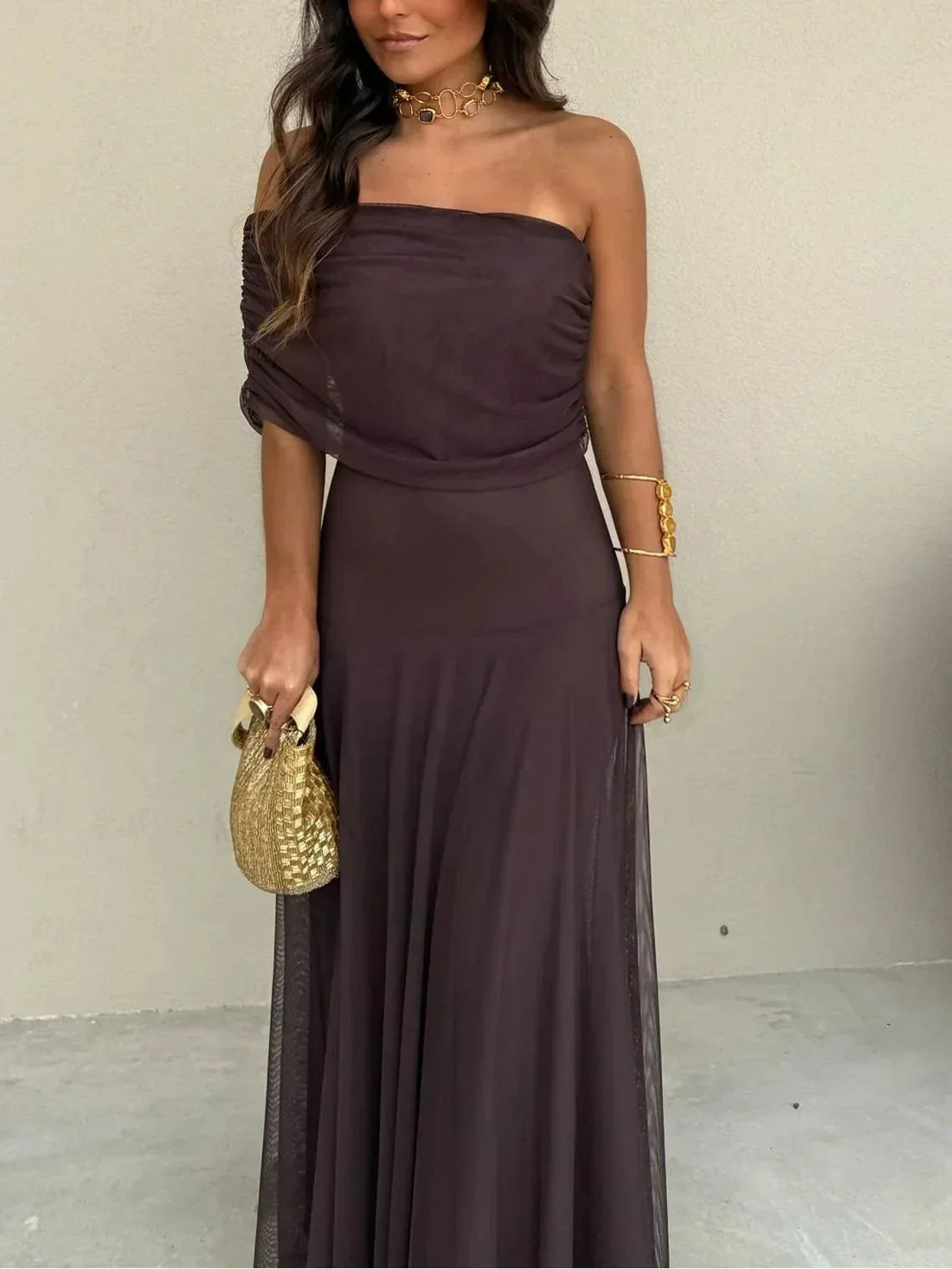 Vestido Largo Color Chocolate con Hombros Descubiertos