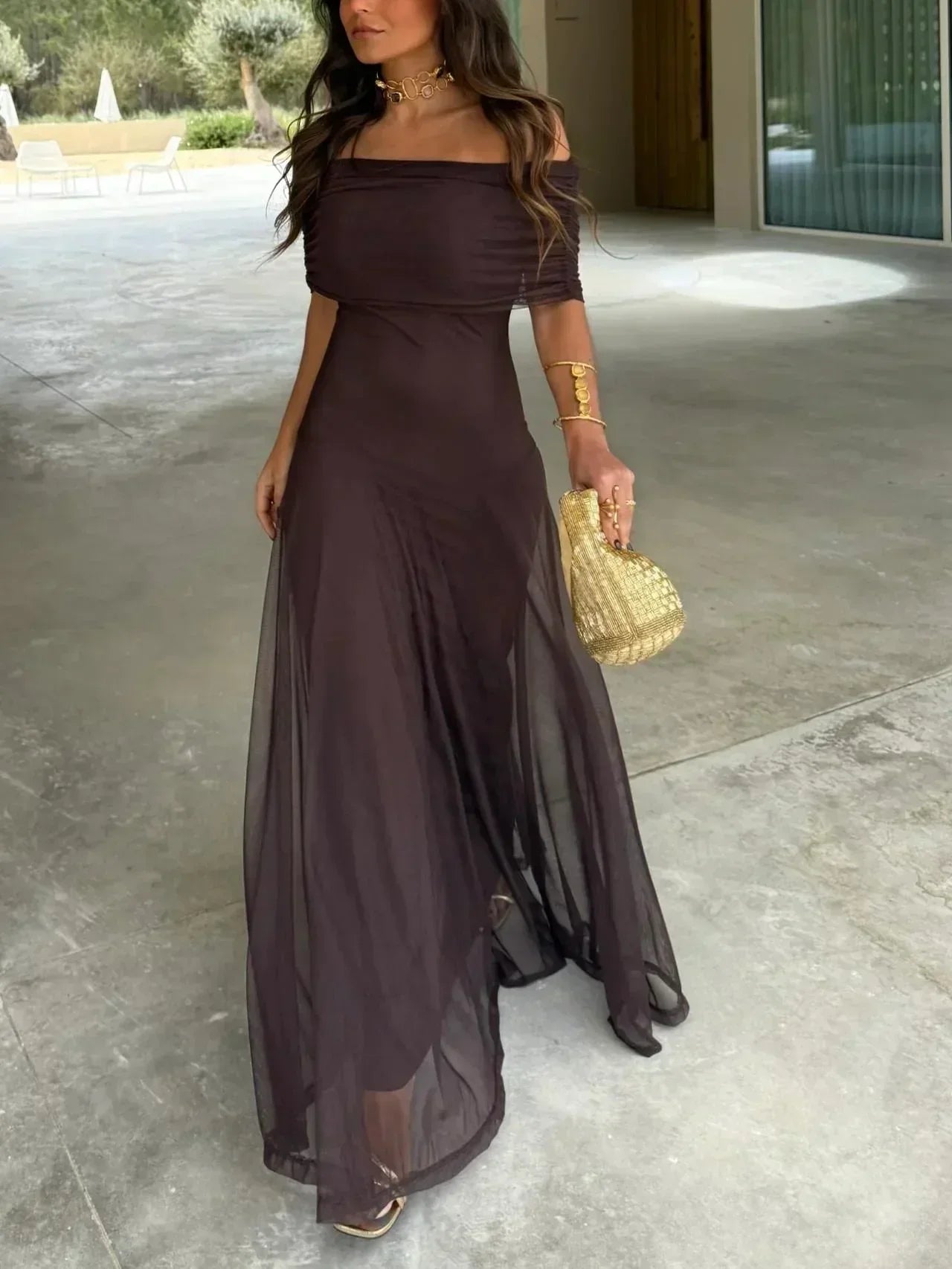 Vestido Largo Color Chocolate con Hombros Descubiertos